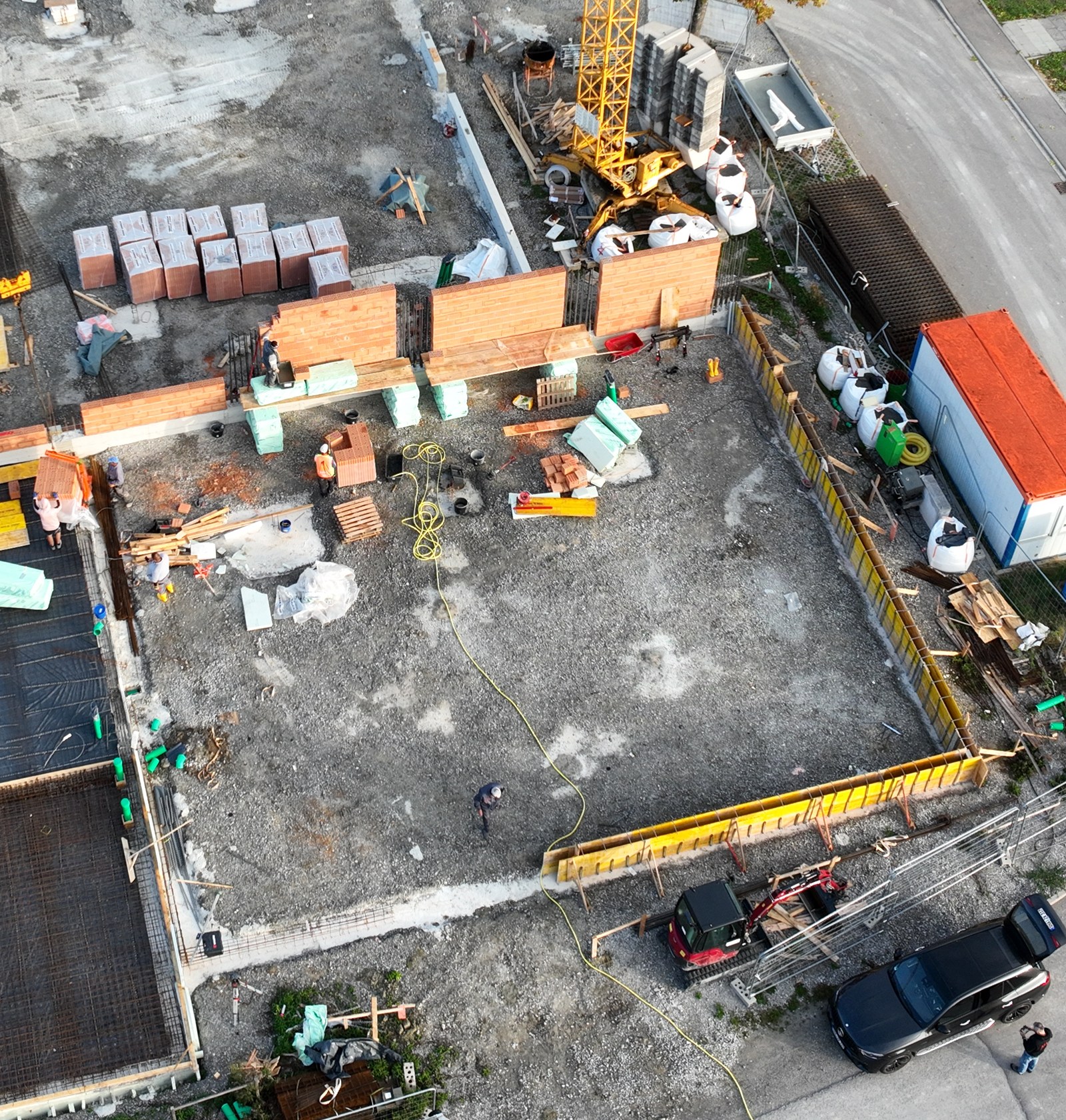 Ausschnitt der MAM-Baustelle mit Mauerwerk und Baukran am 22. September 2026